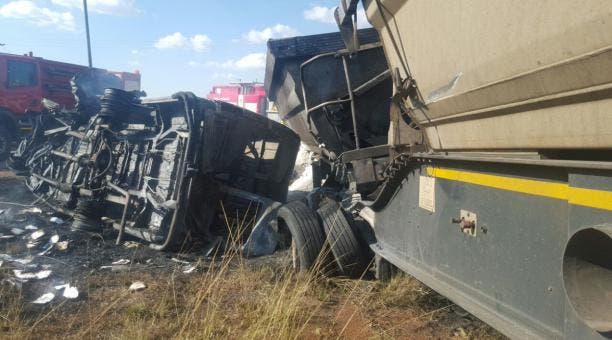 18 niños y 2 adultos mueren en accidente de bus en Sudáfrica