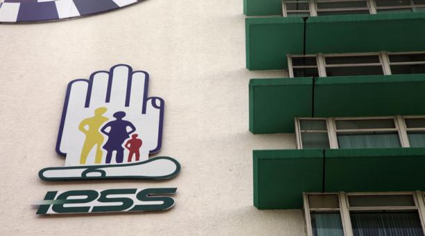 IESS analiza reformar la tabla de aportaciones para sostener el fondo de salud y de pensiones: hay dos alternativas