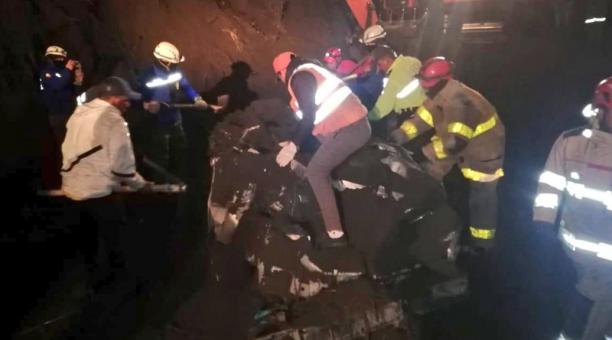 Familia muere sepultada dentro de un vehículo por deslave en vía Baños-Penipe