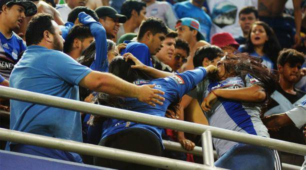 Las tragedias que han marcado a Emelec: muertos, niño impactado con una bengala y un perro arrojado desde la tribuna