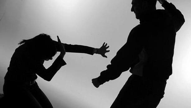 Hombre que agredió a su pareja con un machete continúa prófugo