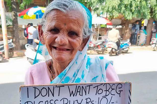 No quiero mendigar: anciana vende bolígrafos en la calle para vivir
