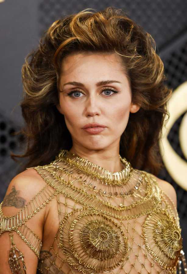 $!Miley Cyrus lució para los Grammy un vestido dorado creado con imperdibles del diseñador John Galliano para Maison Margiela.