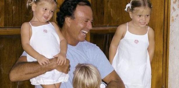 "De niñas a mujeres" las gemelas de Julio Iglesias