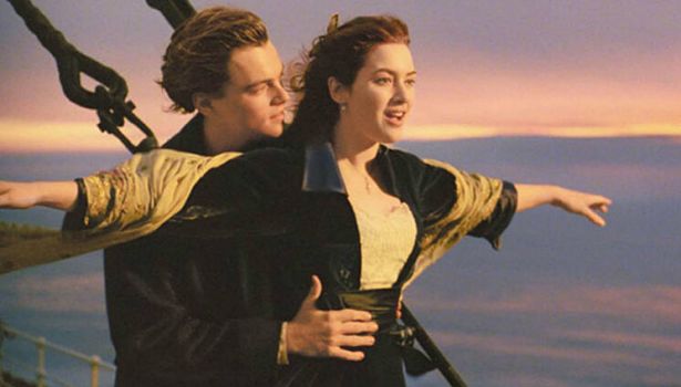 Pareja de novios se ahoga mientras intentaba recrear la famosa escena de &#039;Titanic&#039;: se volteó la embarcación