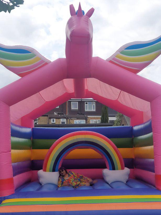 $!Mujer celebró su divorcio con una fiesta de unicornios