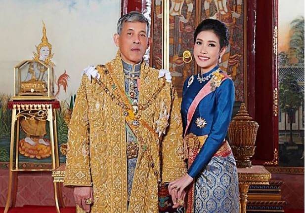 Rey de Tailandia condena a su concubina por "deslealtad"