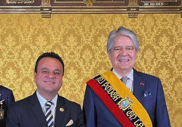 Esteban Bernal junto al expresidente Guillermo Lasso en el Palacio de Carondelet.