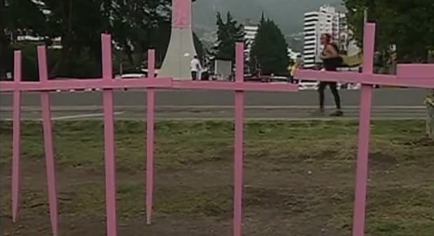 Una campaña de cruces rosadas recuerda a las víctimas de femicidio
