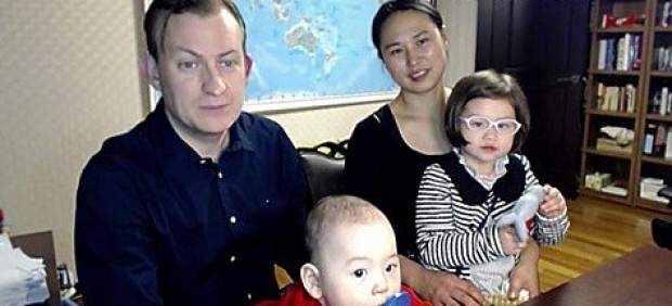 El experto de la BBC cuyo vídeo se hizo viral, reaparece con su familia