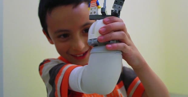 Colombiano es premiado por crear un brazo prótesis con piezas de Lego