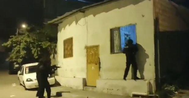 $!Captura de video que registró el allanamiento a la vivienda en la que se hallaba el ciudadano.