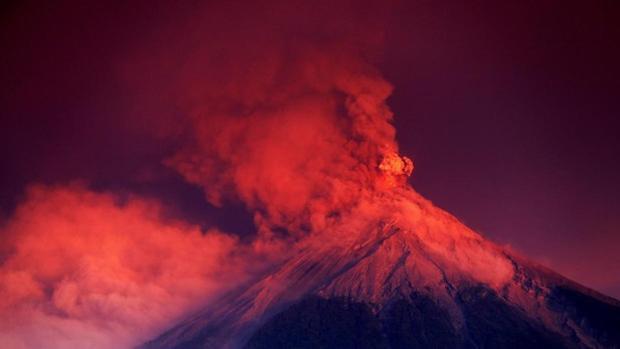 Volcán de Fuego, el más activo de Centroamérica, entra en erupción y alerta a Guatemala