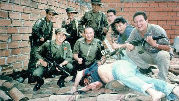 La famosa fotografía del agente Steve Murphy junto al cadáver se produjo 15 minutos después de que tuviera lugar la muerte del capo.