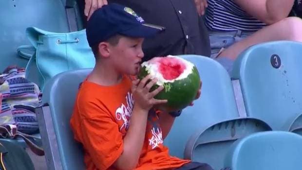 Niño comiendo sandía con cáscara es fenómeno en Twitter