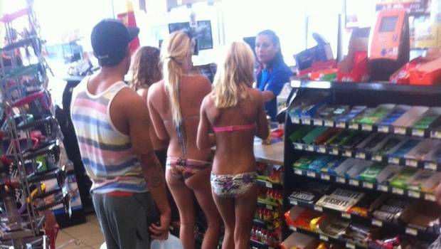 La foto de tres mujeres comprando en bikini es viral