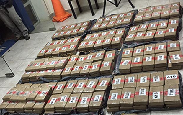 $!En marzo de 2015, en una finca del entonces alcalde Froilán Aldaz, en Bosques de Oro, la policía incautó 332 kilos de cocaína, escondidos en 14 sacos de yute.