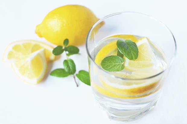 7 razones para agregarle limón a tu vaso de agua diario