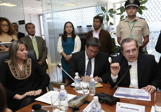 Debaten reformas al Issfa en medio de protestas