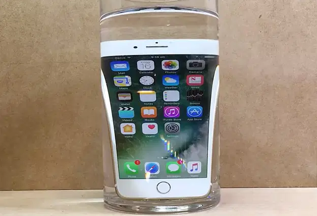 Multan a Apple por publicidad engañosa sobre la resistencia al agua de sus smartphones