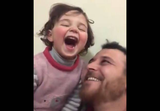 Padre sirio protege a su hija haciéndole creer que las bombas son un juego