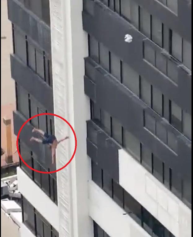 $!Hombre se lanza desde el piso 17 de un edificio del Puerto Santa Ana, en Guayaquil