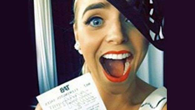 Una joven australiana perdió un premio tras compartir una foto