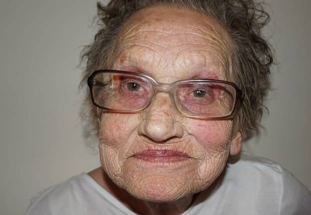 El maquillaje cambia la edad de una abuela de 80 años