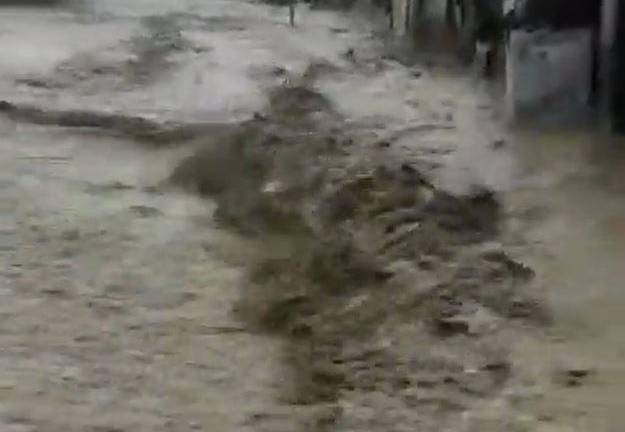 Fuerte lluvia deja bajo el agua a Loja; una niña fue arrastrada por el río.