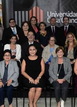 Autoridades y docentes de la Universidad Casa Grande se reunieron para celebrar los 30 años de vida institucional del centro educativo.