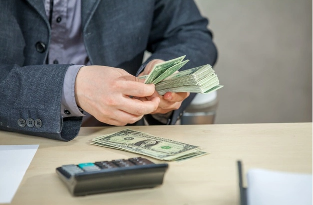Ninguna persona natural o jurídica ajena al sistema financiero nacional puede captar dinero.