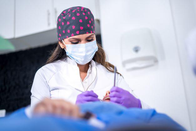 $!La odontóloga Karla Albán indica que cada caso de sensibilidad dental requiere de un estudio previo para entender su origen.
