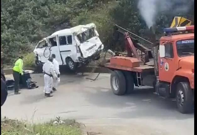 Accidente de tránsito mortal en Bolívar: furgoneta cayó con familia que viajaba a Guayaquil