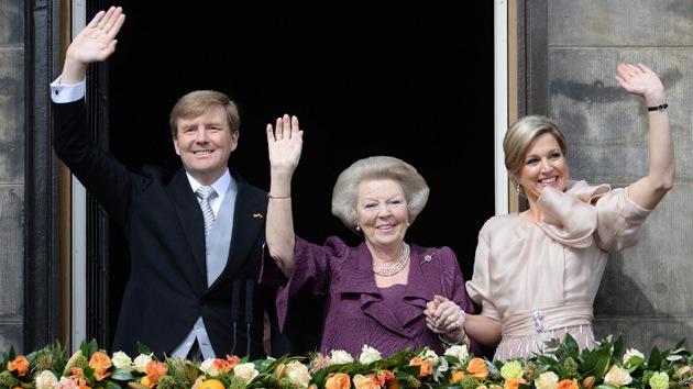 $!En el 2023 la reina Beatriz de los Países Bajos abdicó en favor de su hijo primogénito, el actual rey Guillermo Alejandro, quien asumió el trono junto a su esposa la reina consorte Máxima.