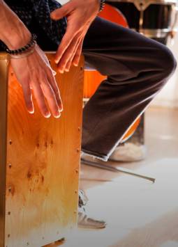 El sonido del cajón flamenco, todo un símbolo del mestizaje entre culturas hispanas, dio este lunes en Cádiz (sur de España) la bienvenida al IX Congreso Internacional de la Lengua Española.