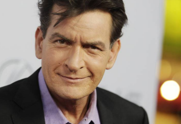 Charlie Sheen invita a otros famosos a revelar si son seropositivos
