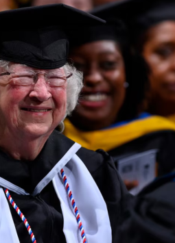 A sus 90 años, Annette Roberge cumplió su sueño universitario y fue ovacionada en una de las ceremonias más grandes de la Southern New Hampshire University.