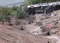 Capturas de vídeo cedidas por Camaná Noticias Digital del accidente de un autobús de transporte de pasajeros que dejó 37 muertos al caer por un abismo en una zona rural de la región de Arequipa.