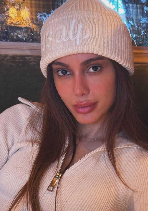 $!La interérprete compartió fotografías durante sus vacaciones por Suiza en las que luce un rostro totalmente diferente.