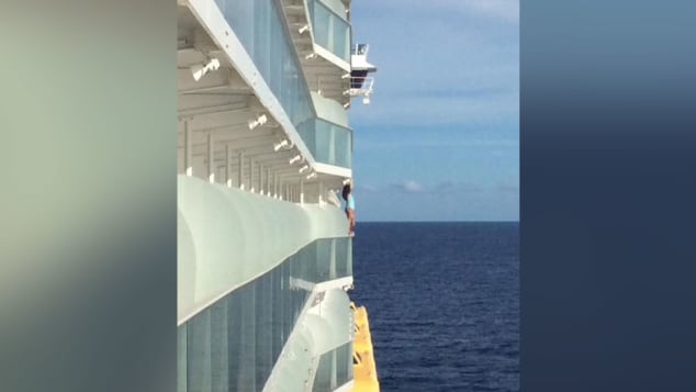 Crucero expulsa a mujer tras subirse a una barandilla para tomarse una foto
