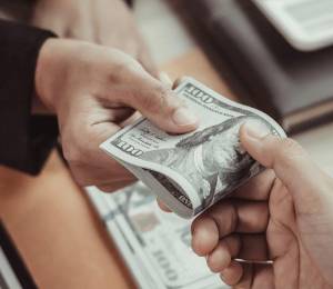 Hay organizaciones ilícitas que ofrecen dinero rápido y fácil, pero son estafas.