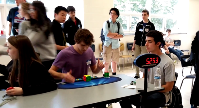 Adolescente rompe récord mundial de cubo Rubik en 5,2 segundos