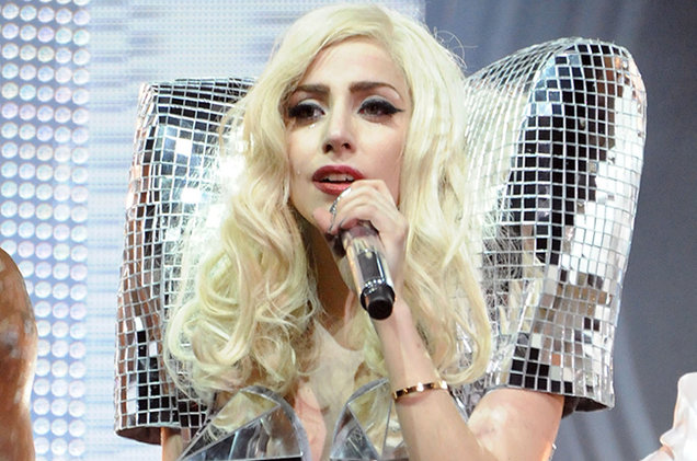Lady Gaga canta para niños huérfanos en México
