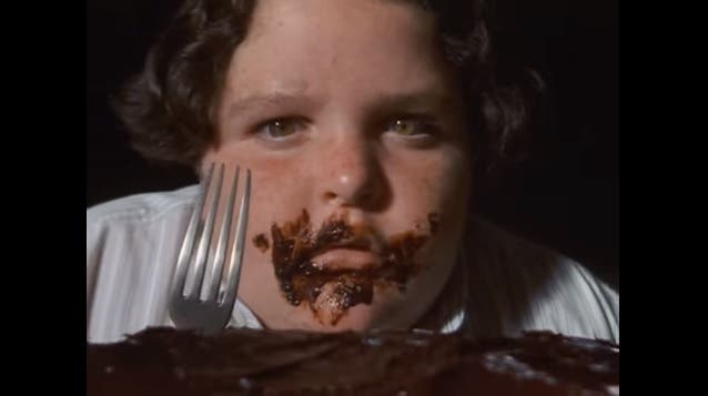 Así se ve ahora el niño que se come el pastel en &quot;Matilda&quot;
