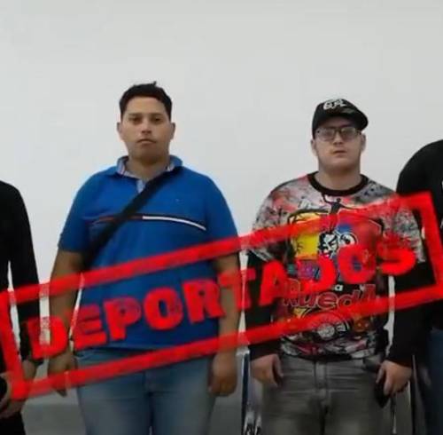 Los cuatro hombres retenidos en una oficina de Migración.