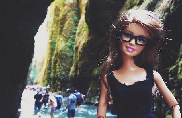 Una Barbie hipster ridiculiza a los usuarios de las redes