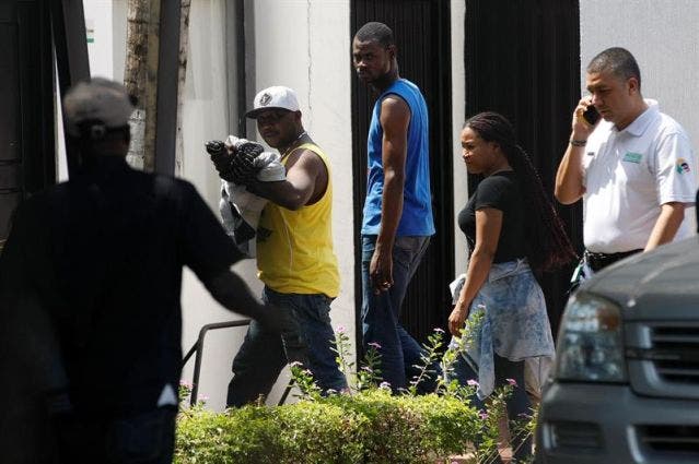 Al menos 30 haitianos varados en puente Ecuador-Colombia