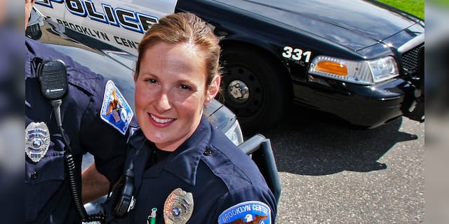 ¿Quién es la policía que dio un disparo mortal a un joven afroamericano en Minnesota?