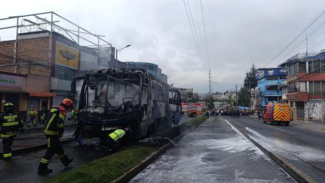 $!La mañana del 2 de abril un bus a alta velocidad no respetó un semáforo en rojo e impactó a una motocicleta, en la que un padre llevaba a su hija a la escuela. Los dos automotores estallaron en llamas.