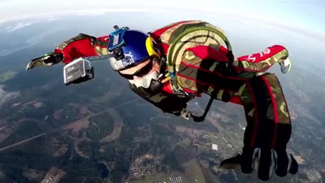 Hombre planea saltar a 7.620 metros de altura sin paracaídas